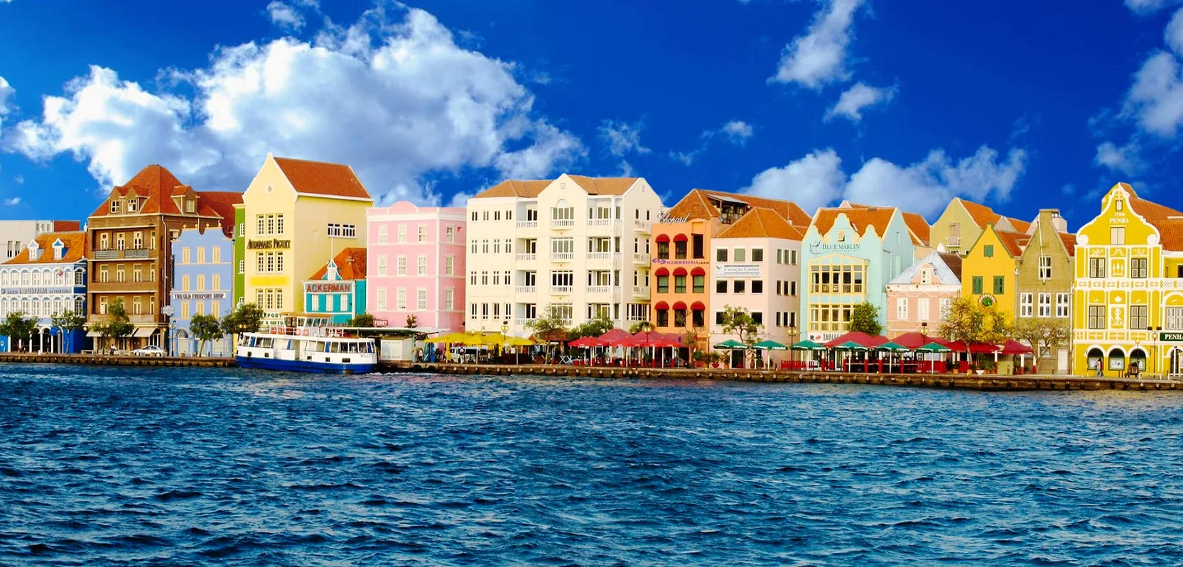 Alquiler de carros curazao, Imagen mostrando casas de willemstad curazao desde el mar.